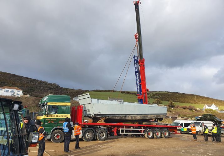 LANDING CRAFT CRANE LIFT