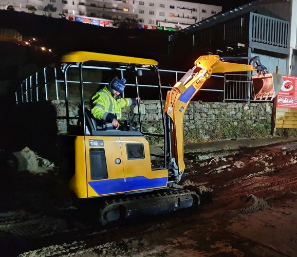 MINIDIGGER ON BEACH